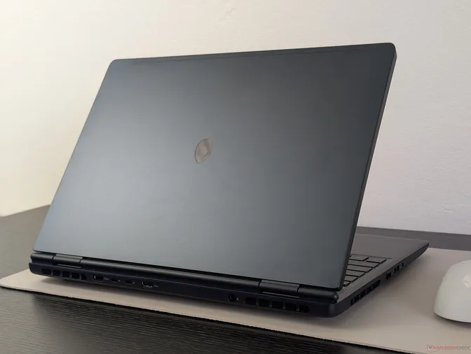 Alienware 16 Aurora на самом деле изящнее и долговечнее, чем более дорогой 16X Aurora