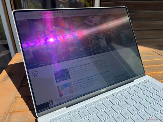 Honor magicBook Art 14 2025 рекламирует пиковую яркость до 1600 нит, но мы измерили только 740 нит