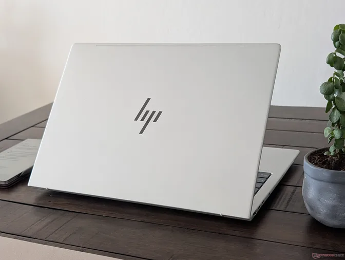 HP EliteBook 8 G1a 16 - это значительное обновление по сравнению с EliteBook 865 G10, за исключением одного ключевого аспекта