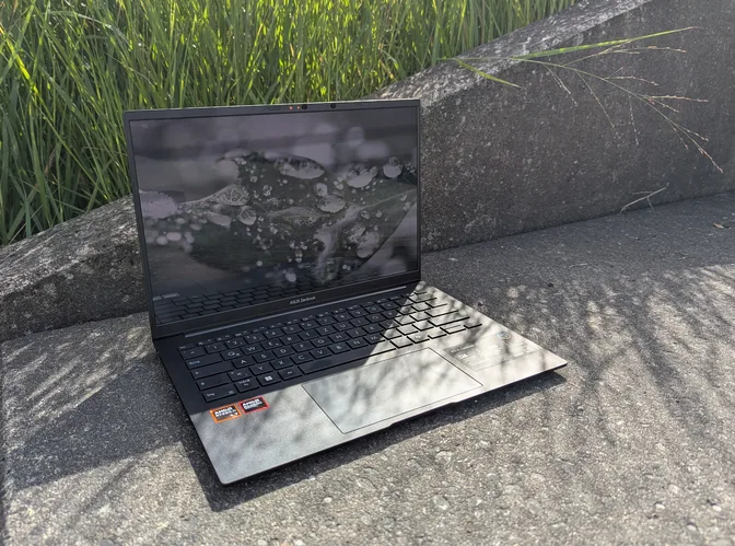 Intel ZenBook 14 OLED оснащен Wi-Fi 7 - но версия от AMD обеспечивает более высокую скорость передачи данных