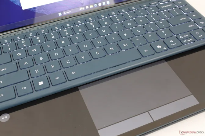 Новейшая модель Lenovo Yoga Book 9 14 весит даже меньше, чем младшая 13-дюймовая версия, при этом предлагая более крупный дисплей