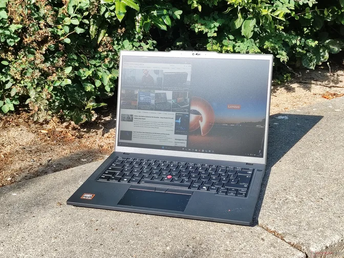 Странная сегментация: Lenovo без видимых причин убирает 2,8K OLED-экран с ноутбука ThinkPad Ryzen AI 9
